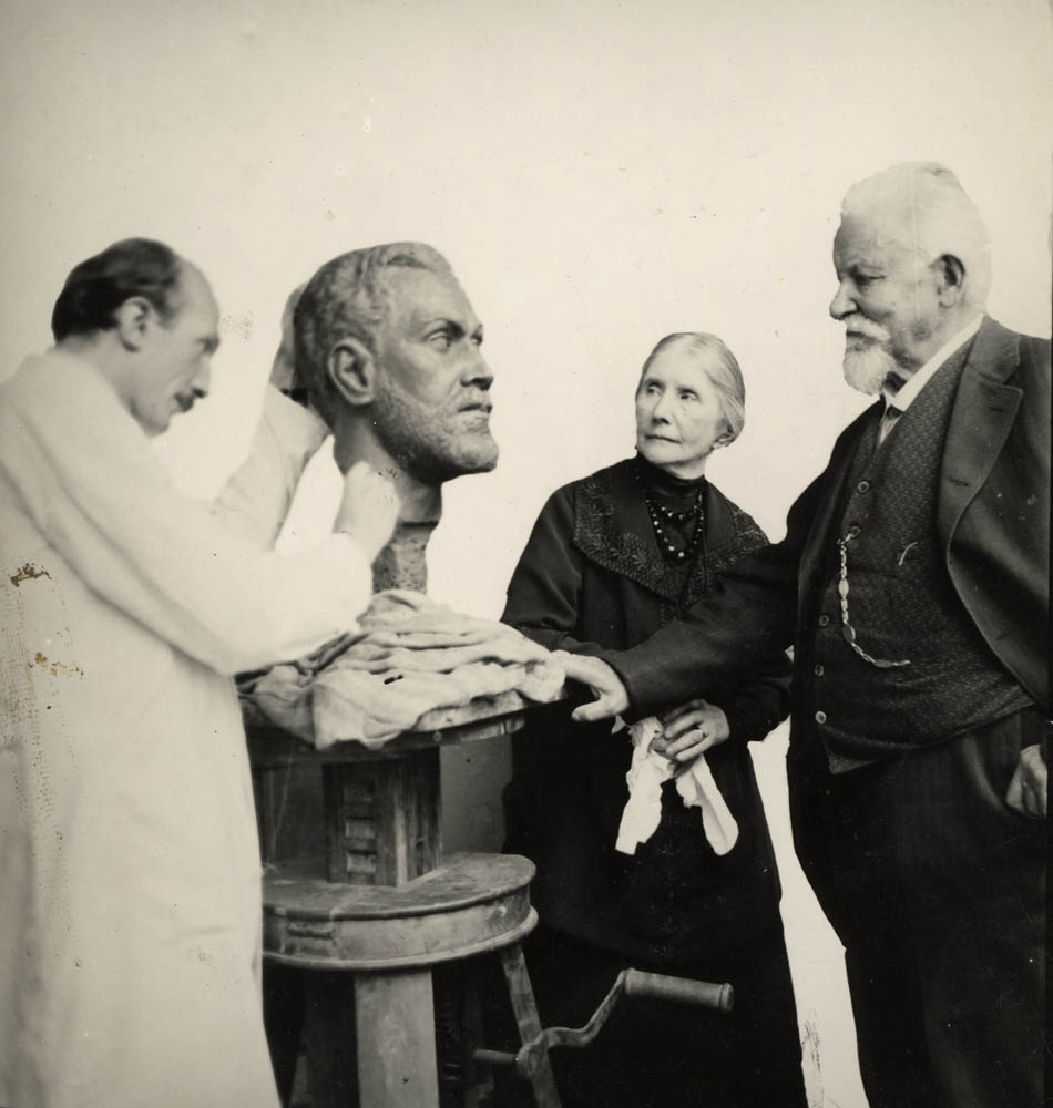 Gustav und Anna Lilienthal bei dem Bildhauer Olaf Lemke an der Büste von Otto Lilienthal