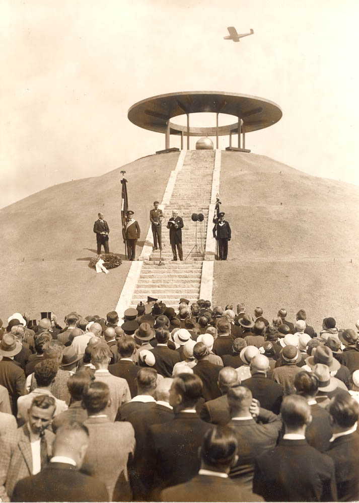 Otto-Lilienthal-GedenkstätteEinweihung der Otto-Lilienthal-Gedenkstätte auf seinem Fliegeberg, Fotografie, 08.10.1932