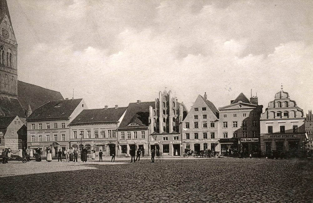 Ostseite des Anklamer Marktes, um 1900
