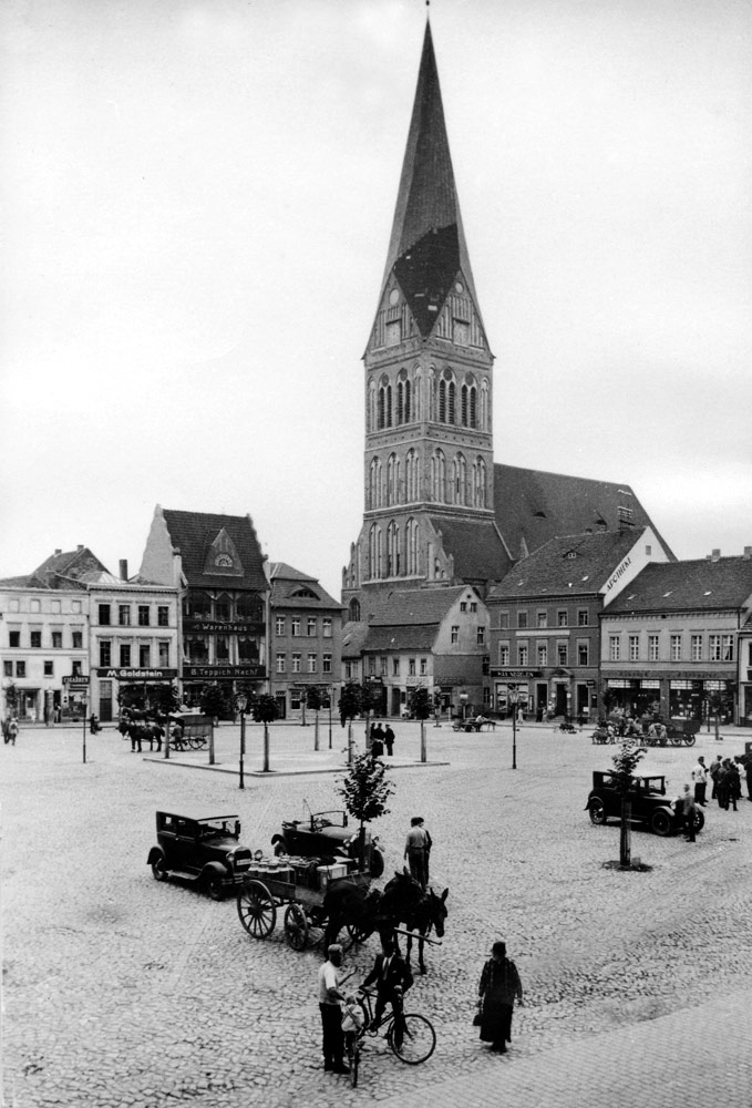 Nordostecke des Anklamer Marktes mit Nikolaikirche, um 1930