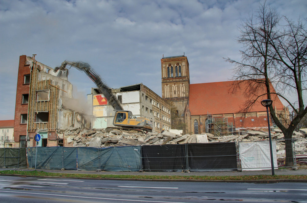 Demolition of the row buildings at the market square