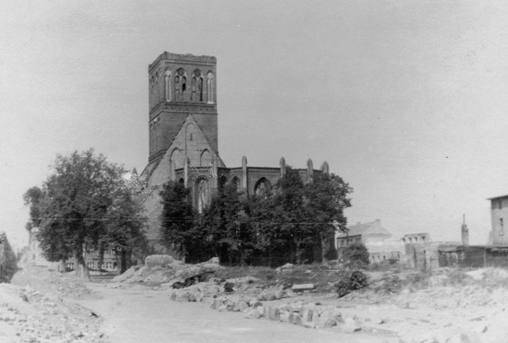 Anklam mit der Nikolaikirche nach Kriegsende, 1945