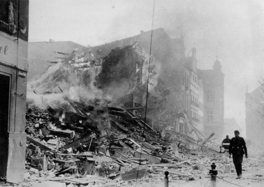 Ostseite des Marktes nach dem Bombenangriff am 09. Oktober 1943